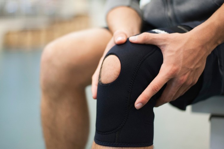 Памятка для спортсменов: почему болят колени после бега и что с этим делать?
